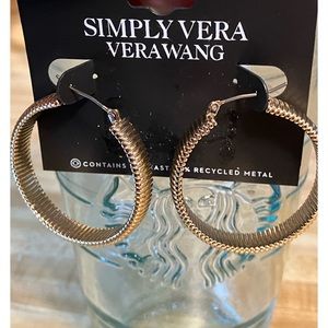 🌸Vera Wang Gold Hoops